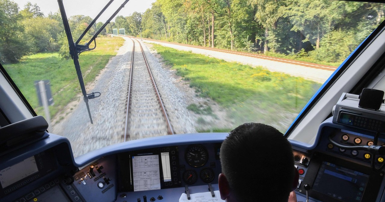 Velaro Novo - superszybki pociąg niemieckiej firmy Siemens Mobility osiągnął prędkość 405 km na godzinę /PATRIK STOLLARZ /AFP