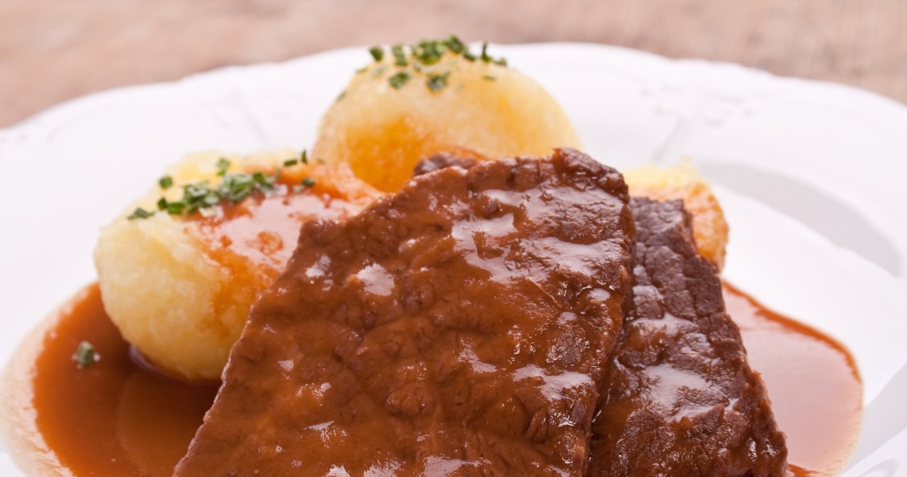 Velveting to azjatycki sposób na zmiękczenie mięsa wołowego (ale nie tylko) przed obróbką. /SchenkArt /Canva Pro