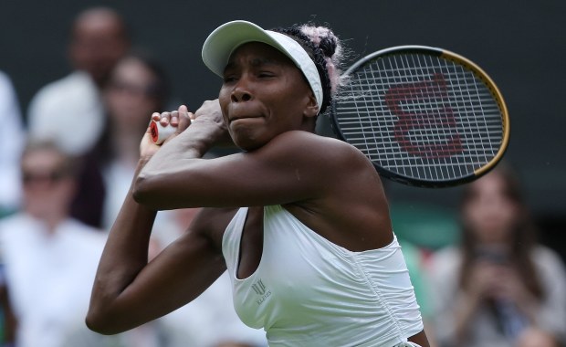 Venus Williams nagle padła na kort. Amerykanka żegna się z Wimbledonem