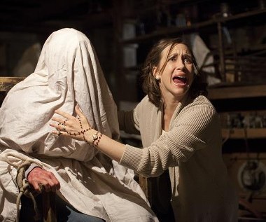 Vera Farmiga w scenie z filmu "Obecność"