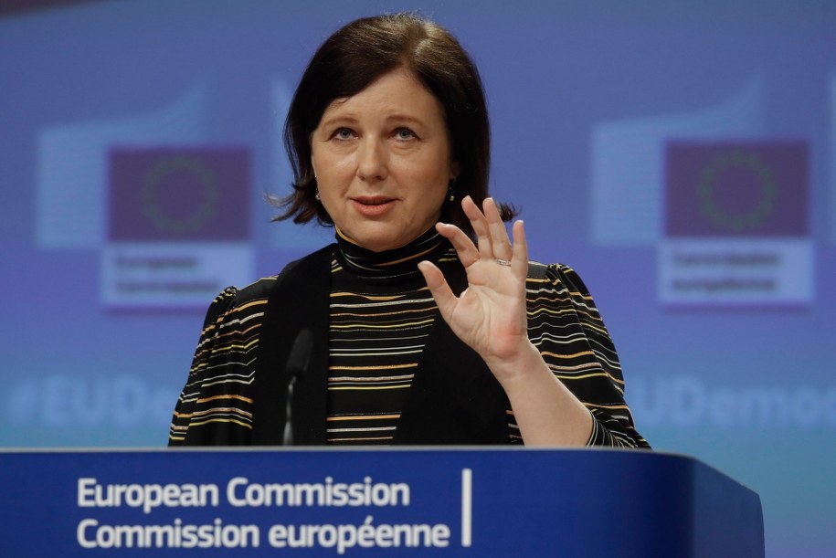 Vera Jourova podczas konferencji prasowej /OLIVIER HOSLET /PAP/EPA