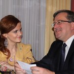 Vera Korthals i Edyta Olszówka śpiewają kolędy z parą prezydencką