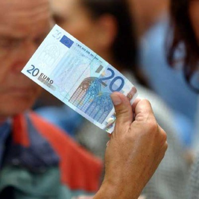 Verhofstadt proponuje modyfikację walut krajowych tak, by wszystkie osiągnęły wartość jednego euro /AFP