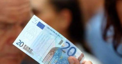 Verhofstadt proponuje modyfikację walut krajowych tak, by wszystkie osiągnęły wartość jednego euro /AFP