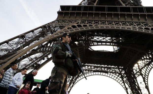 Vermeren dla RMF FM:  Trudno przewidzieć konsekwencje zniesienia stanu wyjątkowego we Francji