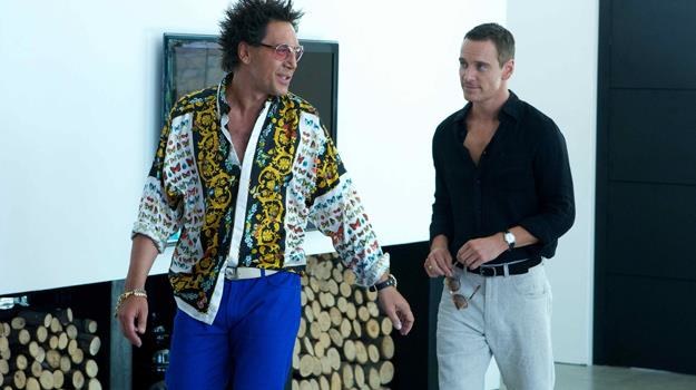 Versace kontra Armani: Javier Bardem i Michael Fassbender w scenie z filmu "Adwokat" /materiały dystrybutora