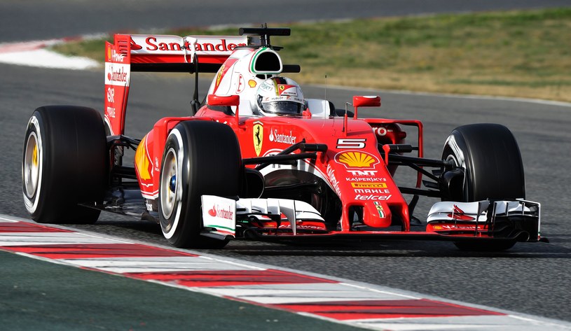 Vettel podczas testów /AFP