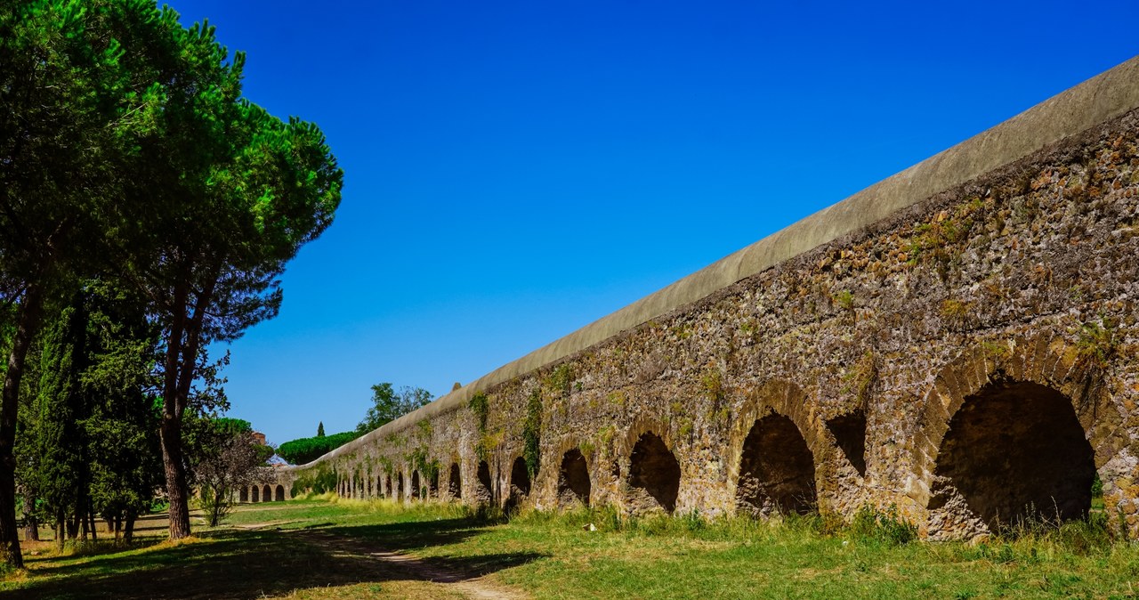 Via Appia biegnie od Rzymu przez południową Italię /123RF/PICSEL