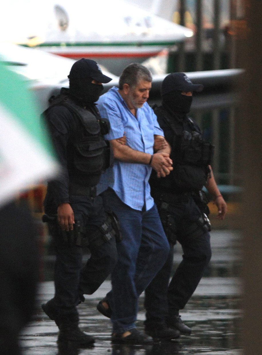 Vicente Carrillo Fuentes w policyjnej eskorcie /MARIO GUZMAN    /PAP/EPA