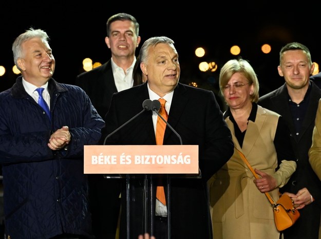 Victor Orban podczas przemówienia po wygraniu wyborów /Szilard Koszticsak /PAP/EPA