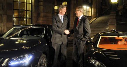 Victor R Muller, szef Spyker Cars (z lewej) i Jan-Ake Jonsson, prezes Saab Automobiles AB /AFP