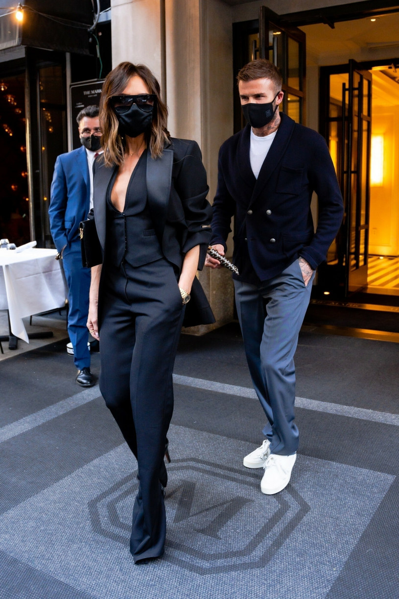Victoria Beckham z mężem w drodze na kolację /BACKGRID