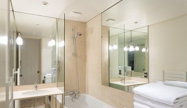 Відмовтеся від плитки у ванній: це покриття більш сучасне та універсальне