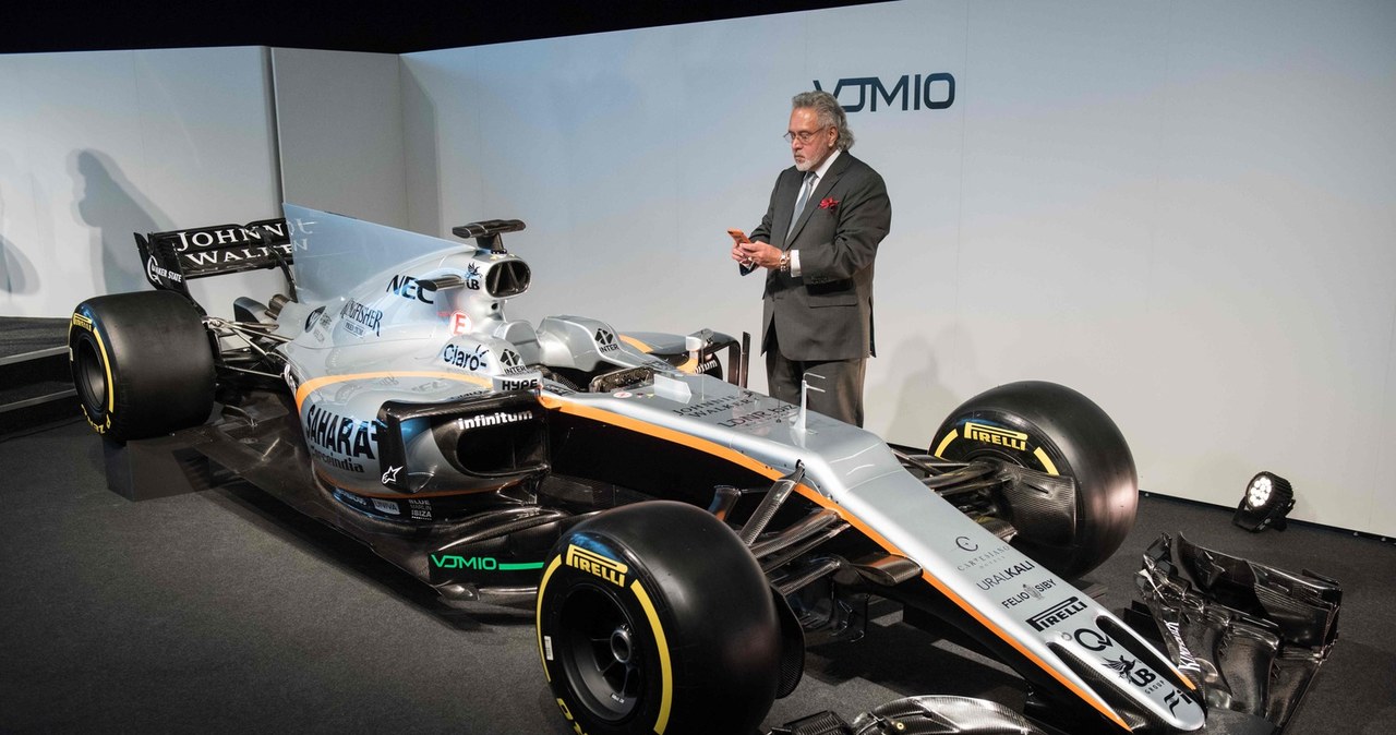 Vijay Mallya obok bolidu Force India /AFP