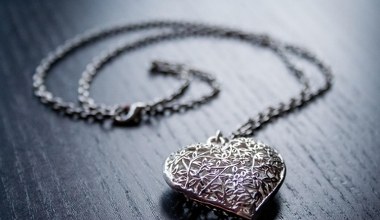 Використовуйте це для очищення біжутерії. Срібло засяє, ніби щойно від ювеліра