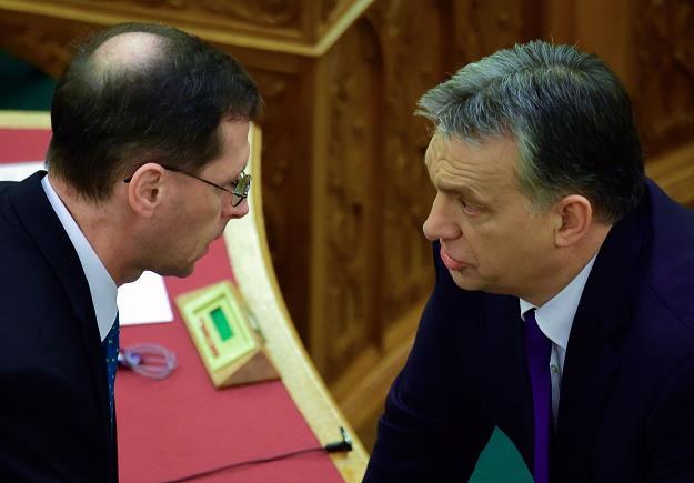 Viktor Orban (P), premier Węgier i Mihaly Varga (L), minister gospodarki narodowej /AFP