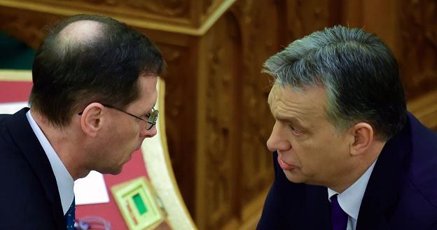 Viktor Orban (P), premier Węgier i Mihaly Varga (L), minister gospodarki narodowej /AFP