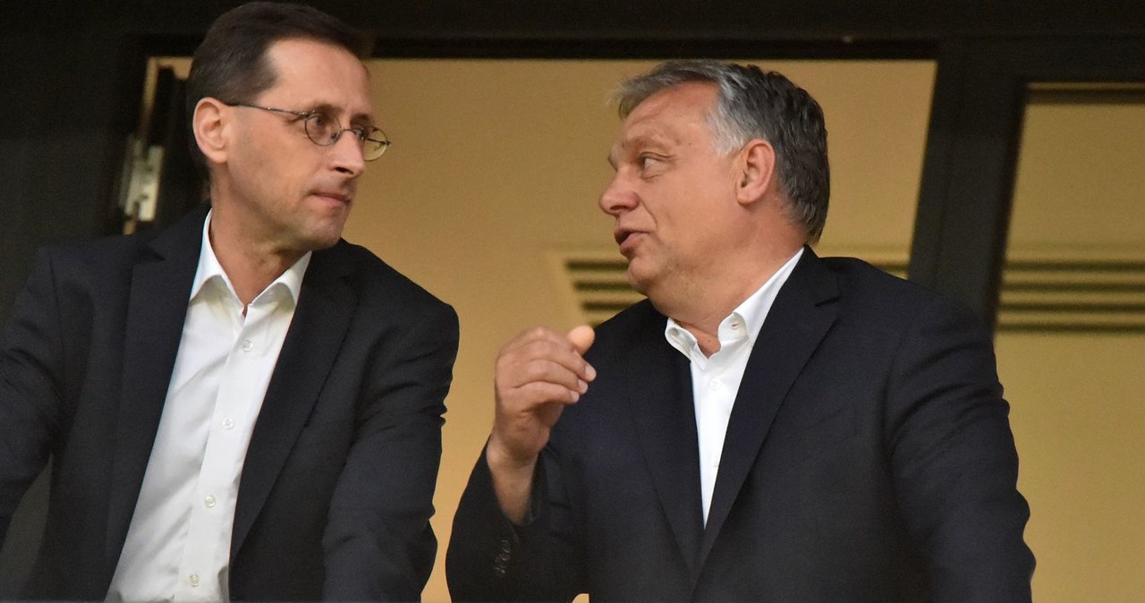 Viktor Orban (P), premier Węgier i Mihaly Varga, minister finansów /AFP