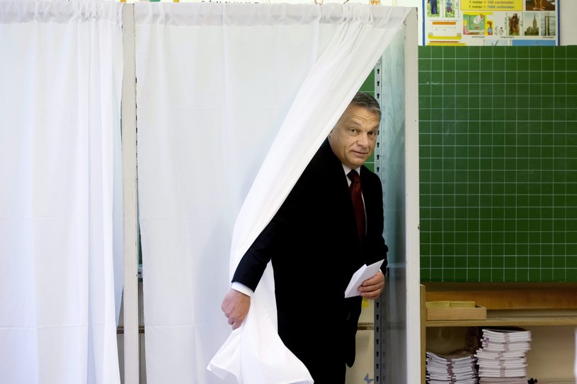 Viktor Orban podczas niedzielnego referendum /PAP
