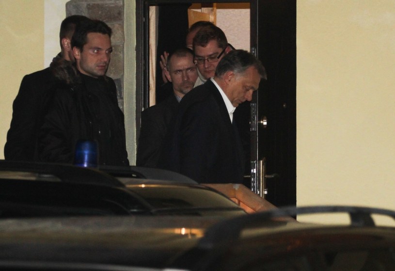 Viktor Orban wychodzi ze spotkania z Jarosławem Kaczyńskim /Jakub Porzycki /Agencja FORUM