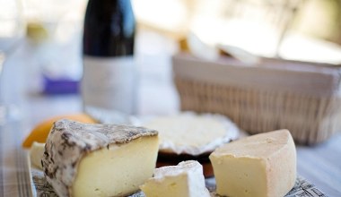 Він містить більше кальцію, ніж звичайний сир. Люди, що виконують фізичну роботу, повинні їсти регулярно