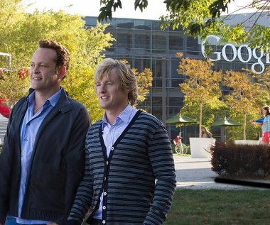 Vince Vaughn i Owen Wilson w scenie z filmu "Stażyści"