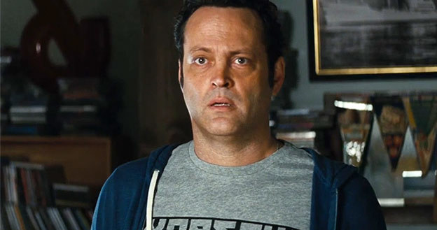 Vince Vaughn w filmie "Wykapany ojciec" wystąpił w koszulce z napisem "Warsaw". /materiały dystrybutora