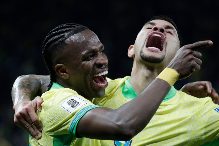 Vinicius jr (z lewej) cieszy się z gola dla Brazylii /	Sebastiao Moreira /PAP/EPA