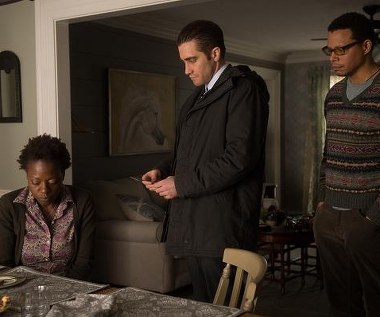 Viola Davis, Jake Gyllenhaal i Terrence Howard w scenie z filmu "Labirynt"