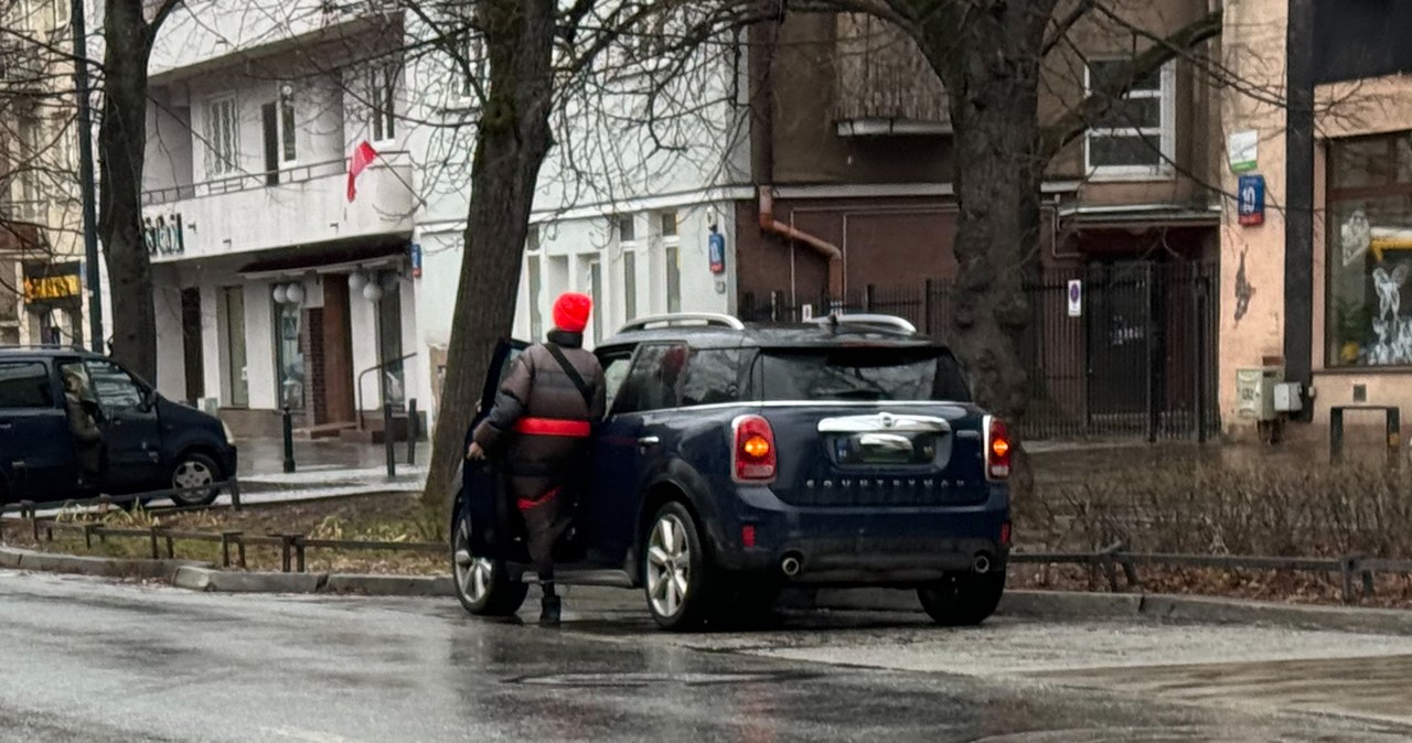 Viola Kołakowska parkuje samochód w zatoczce autobusowej. /pomponik exclusive /pomponik exclusive