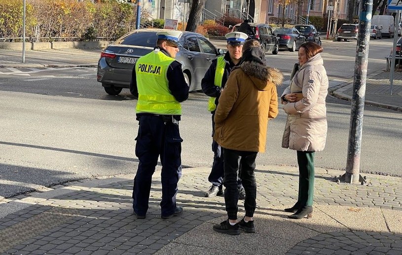 Violetta Porowska i sprawca kolizji rozmawiają z policjantami /internauta /Informacja prasowa