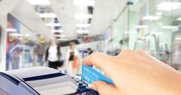 Visa i MasterCard utrzymują stawki opłaty interchange na poziomie dwukrotnie wyższym od średniej  UE /&copy;123RF/PICSEL