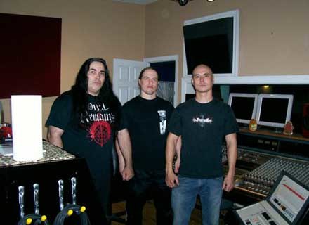 Vital Remains w studiu z producentem Erikiem Rutanem (w środku) /Oficjalna strona zespołu