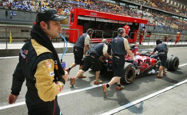 Vitantonio Liuzzi nie wierzy w plotki. Chce zostać w Force India na kolejny sezon /AFP