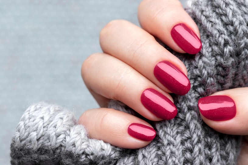Viva Magenta nails będą najpopularniejszym trendem w manicure w 2023 roku według ekspertów /123RF/PICSEL