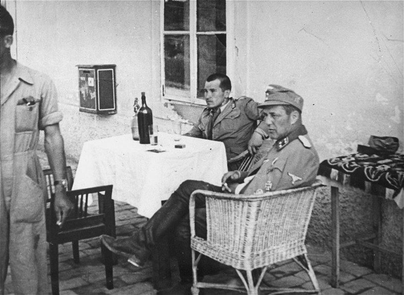Vjekoslav Luburic z niemieckim oficerem. Metody chorwackich nacjonalistów przerażały nawet katów z Gestapo /Wikimedia Commons /domena publiczna