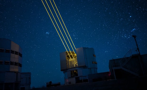 VLT. Bardzo duże okno na Wszechświat. A właściwie... wiele okien