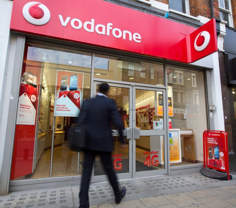 Vodafone przyznało, że w niektórych krajach agencje rządowe mają pełny dostęp do rozmów telefonicznych /AFP