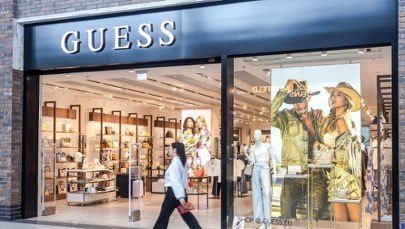 "Vogue" pod ostrzałem. Sztuczna modelka w reklamie Guess budzi kontrowersje