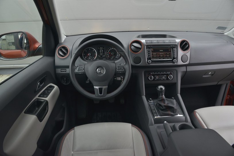 Volkswagen Amarok 2.0 BiTDI 180 KM Dark Label 4MOTION: deska Amaroka wygląda może nowocześniej niż u konkurenta, ale przy bliższym kontakcie sporo traci (jest twarda). Widoczny na zdjęciu radioodtwarzacz z nawigacją wymaga dopłaty aż 9700 zł. /Motor