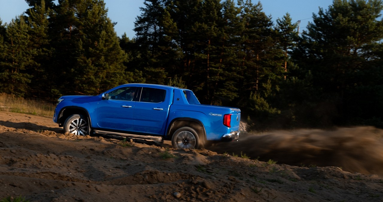 Volkswagen Amarok jest dzielny w terenie, ale to nie auto stworzone z myślą o off-roadzie. Na niekorzyść działa spory rozstaw osi. /Jan Guss-Gasiński /INTERIA.PL