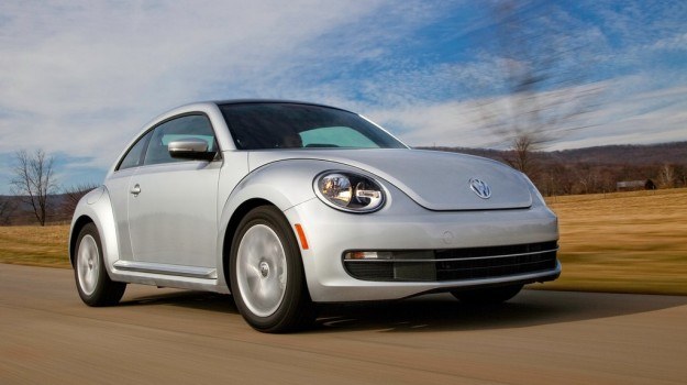 Volkswagen Beetle z nowym silnikiem 1.6 TDI na zbiorniku może pokonać nawet 1000 km. /Volkswagen