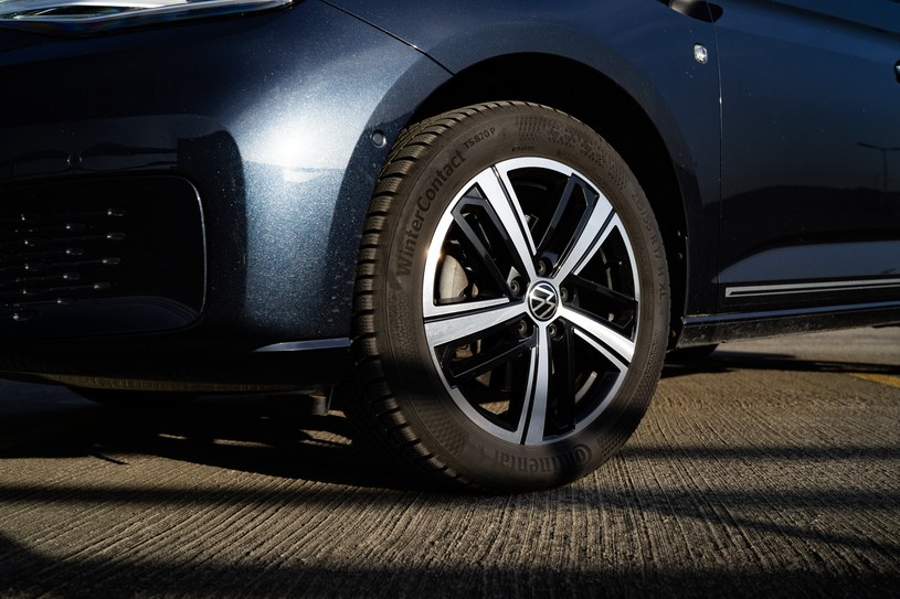 Volkswagen Caddy Dark Label wyróżnia się m.in. czarno-srebrnymi 17-calowymi felgami. /Jan Guss-Gasiński /INTERIA.PL