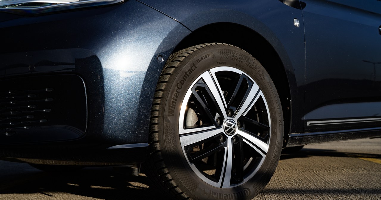 Volkswagen Caddy Dark Label wyróżnia się m.in. czarno-srebrnymi 17-calowymi felgami. /Jan Guss-Gasiński /INTERIA.PL