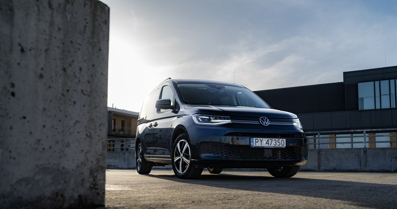 Volkswagen Caddy Dark Label wyróżnia się wieloma elementami (relingi, obudowy lusterek) w czarnym kolorze. /Jan Guss-Gasiński /INTERIA.PL