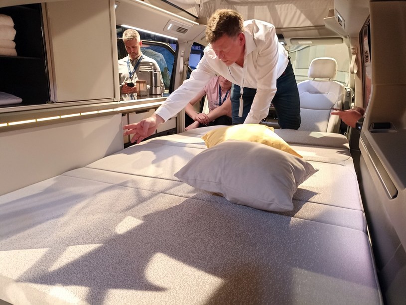 Volkswagen California oferuje pomieści cztery dorosłe osoby na dwóch łóżkach - jedno w kabinie, drugie na dachu /fot. SM /INTERIA.PL