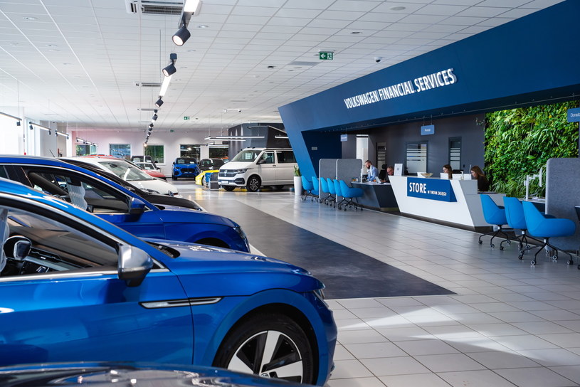 Volkswagen Financial Services Store to przyjazny klientom salon sprzedaży aut używanych /.