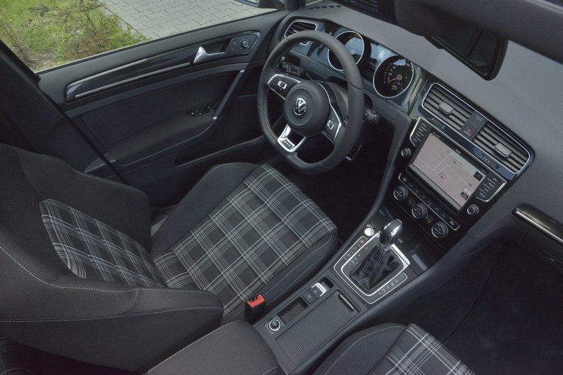 Volkswagen Golf GTD: wnętrze uporządkowane jak w każdym Golfie. W wersjach GTD i GTI kokpit wykończono ciemnym plastikiem z ciekawym wzorem. /Motor