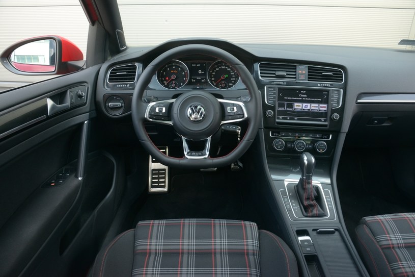 Volkswagen Golf GTI Performance: znakomita jakość i bardzo prosta obsługa. Trójramienna kierownica ma cieńszy wieniec niż ta w Fordzie. /Motor
