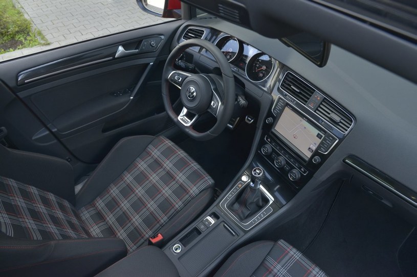 Volkswagen Golf GTI: tak jak w pozostałych odmianach, za nawigację trzeba dopłacić – bazowa z ekranem 5,8'' kosztuje 3740 zł, topowa (8'') – 7560 zł. /Motor